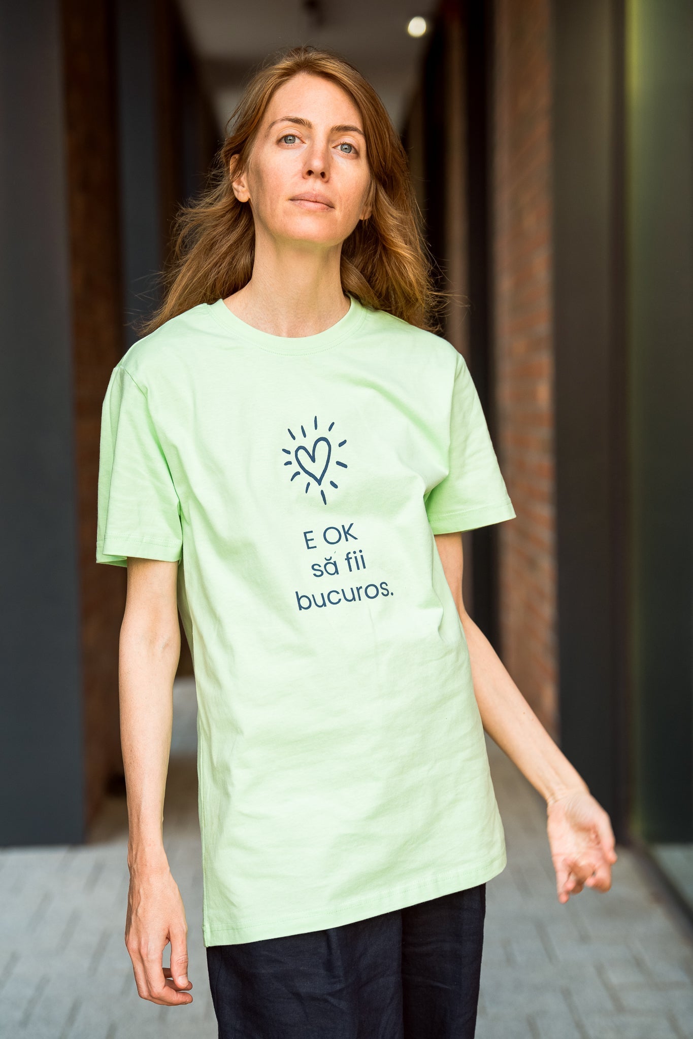 E OK să fii bucuros - tricou S din bumbac 100% - colecția FIRESC Tricou unisex - slow fashion România